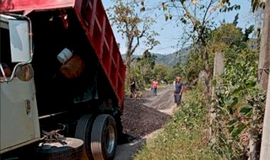 Rehabilitan acceso a la colonia en Xicotepec