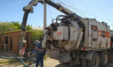 Desazolvan fosas sépticas en ejido La Victoria