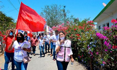 Antorcha presente en recorrido de Margarita Moreno por la comunidad de Piscila