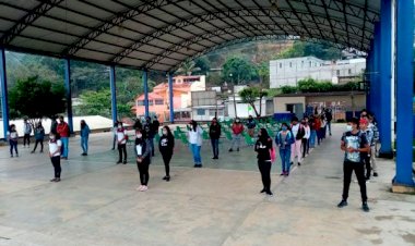 Los estudiantes también deben ser vacunados