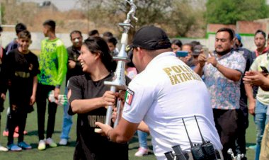 Niñez y juventud juegan fútbol de la mano de la policía Ixtapaluca