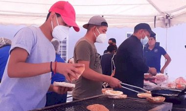 Estudiantes arman ‘hamburguesada’ para financiar mantenimiento de su escuela