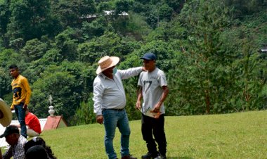 Recorre Guillermo Abasolo comunidades de Coyomeapan