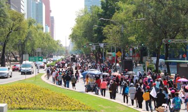 Marchan más de 3 mil estudiantes exigiendo un regreso a clases seguro