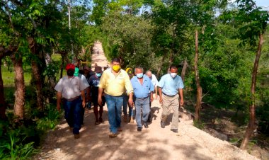 Antorcha logra rehabilitación de camino saca cosecha en Acayucan.