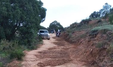 Ingobernabilidad obliga a colonos a reparar sus caminos