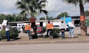 Potosinos se manifiestan ante desabasto de medicamentos en Rioverde