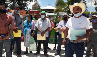 Otorga Ayuntamiento de Tuxpan constancias a vecinos de El Paraíso 