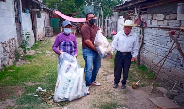 Entregan despensas en Cuautinchán