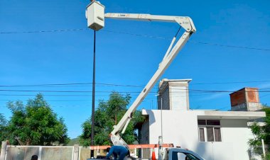 Repara alumbrado público ayuntamiento de “Teco”