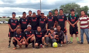 Acondicionan cancha de fútbol en colonia antorchista