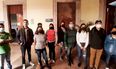 Estudiantes gestionan vestuarios para grupo de danza