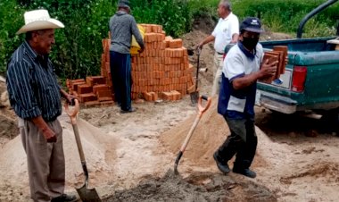 Rehabilitan colonos red de drenaje sanitario