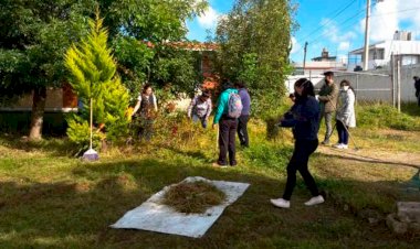 Exigen padres de familia y alumnos la construcción de espacios educativos dignos.