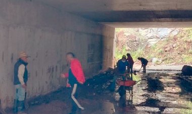 Transporte antorchista realiza faena en camino principal de San Bartolo El Arenal