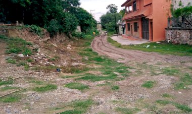 Pobladores de Lagunillas de Rayón piden calles dignas