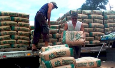 Entrega Antorcha 200 costales de cemento en Viesca 