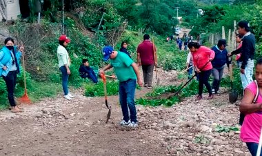 Realizan faena para rehabilitar acceso a la colonia Contlalco, en Tlapa