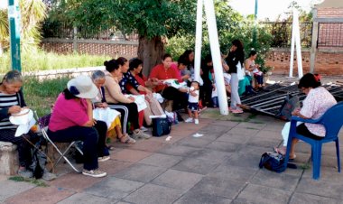 Mujeres aprenden oficio de bordado