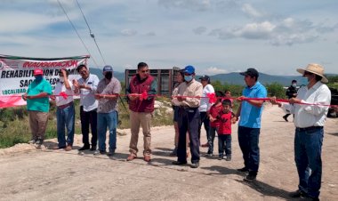 Rehabilitan camino saca cosechas en el Ejido de Ixcaquixtla