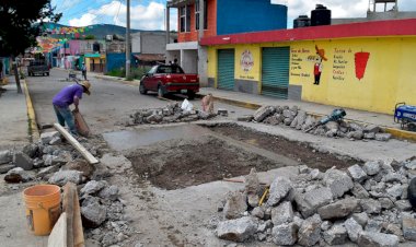 Brinda ayuntamiento mantenimiento a infraestructura vial