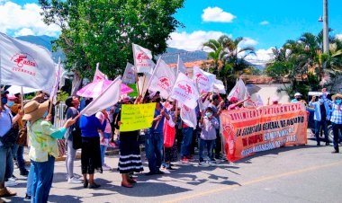 Marchan colonos antorchistas del zócalo a Casa Guerrero 