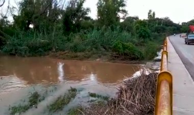 Cierran paso en Llanitos por crecida del río