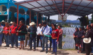 Entrega alcalde paquetes de lámina galvanizada en Zapotitlán Tablas