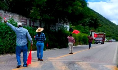 Antorchistas realizan colecta pública en la carretera Huamuxtitlán-Tlapa