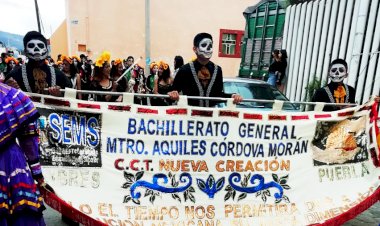 Realizan desfile en las principales calles de Libres