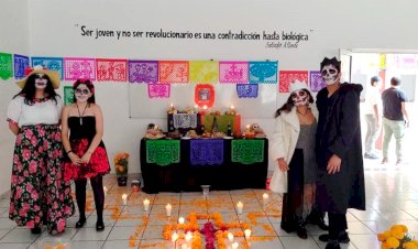 Preparatoria antorchista de Balderas festeja Día de Muertos