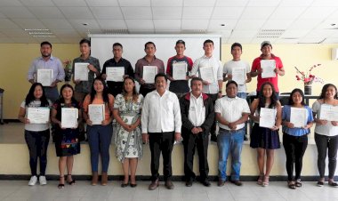 Entregan títulos profesionales en TecNM Campus Tecomatlán