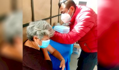 Lleva Antorcha vacunación contra influenza en Chalco