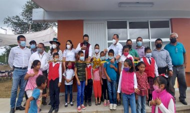 Con gestión de aulas didácticas, antorchistas impulsan la educación en Tantoyuca