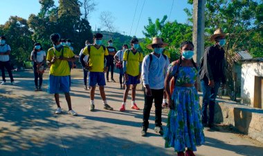 Con desfile, conmemoran estudiantes de Apalani inicio de la Revolución Mexicana