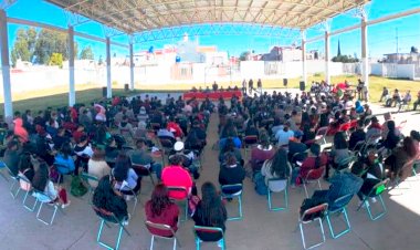 Van estudiantes a conferencia