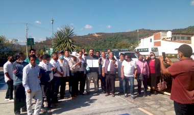 Transportistas antorchistas entregan padrón ante Movilidad 