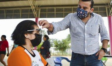 Brindan optometría y lentes en colonias marginadas.