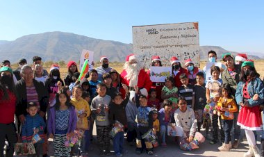 Jóvenes recolectan juguetes para niños