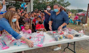 Pequeños de Medellin de Bravo festejan  el día de los reyes magos