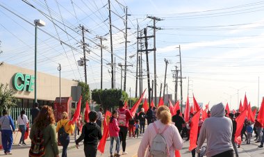 Con manifestación pacífica exigen atención a CFE