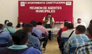 Realiza alcalde de Soteapan reunión de trabajo con agentes municipales