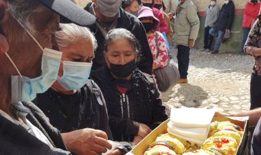 Alcaldesa de Armadillo de los Infante convive con abuelitos