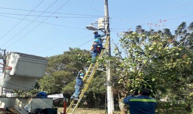 Colonia antorchista beneficiada con alumbrado público