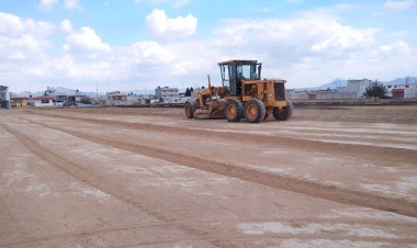 Realizan mantenimiento a campo de beisbol 