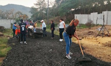 Rehabilitan calles en colonia Antorchista 