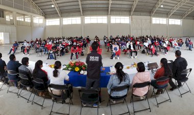 Imparten conferencia sobre lucha estudiantil a estudiantes de Huauchinango