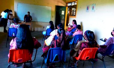 Se reúnen padres de familia con directora de la preparatoria de Zacualpan