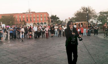 Impone cantante versátil toque de fiesta popular a expo artesanal de Zapopan