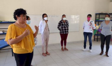 Imparten taller de poesía a maestras de preescolar